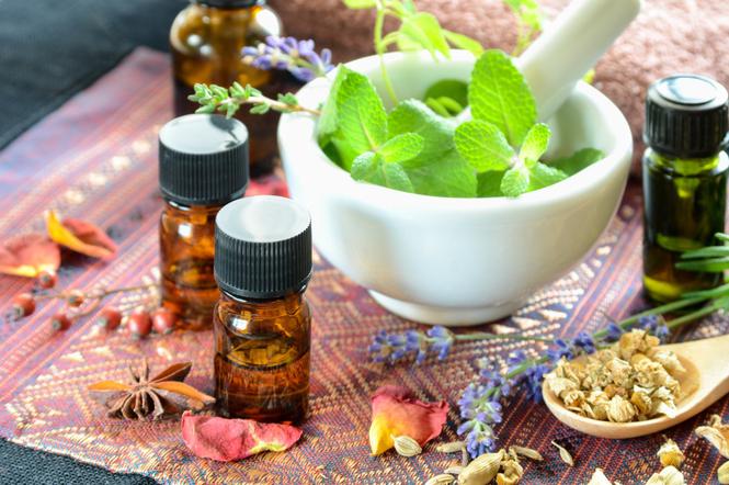 Olejek z drzewa herbacianego: właściwości kosmetyczne i zastosowanie olejku herbacianego
