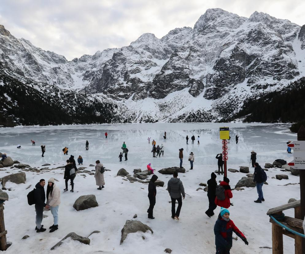 Morskie Oko niczym miejska ślizgawka. Nieodpowiedzialność turystów zwala z nóg