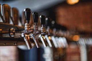 Te miejsca mają swój klimat! Oto TOP 10 najbardziej niezwykłych barów w Warszawie [GALERIA]