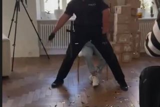 Policja w biurze Kubickiej! Jest pani aresztowana o przyjmowanie gotówki Sama to zafundowała. 