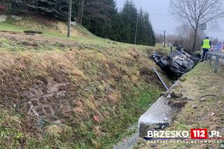Dachowanie bmw w Tworkowej. Kierowca w stanie ciężkim trafił do szpitala