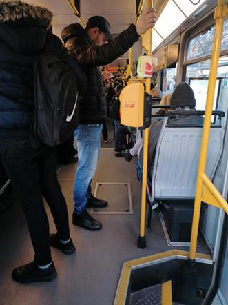 Tłok w autobusach i tramwajach w Warszawie
