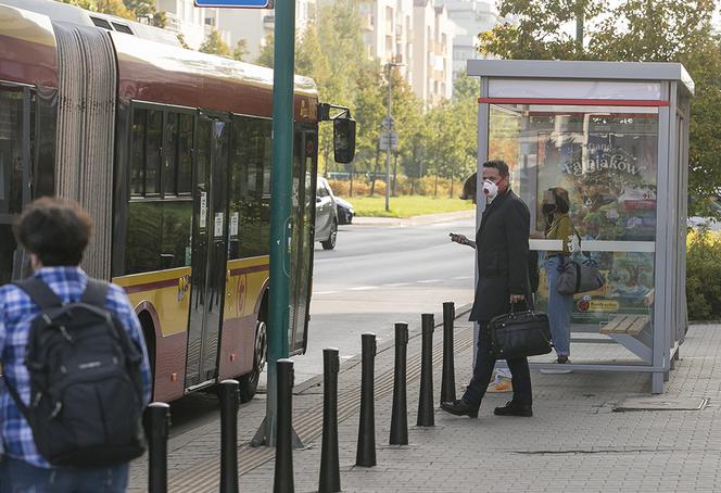 Wiedział o której przyjedzie autobus, więc długo nie czekał 