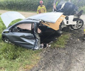 Żerdziny. Honda rozpadła się na pół w czasie wypadku. Trzy osoby ranne [ZDJĘCIA].