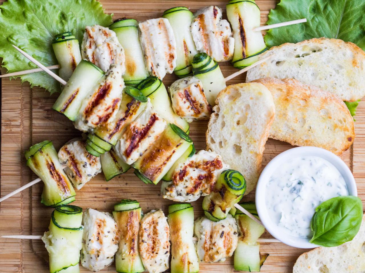 Szaszłyki z cukinii i indyka z bazylią: przepis