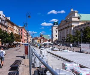 Remont nawierzchni Krakowskiego Przedmieścia w Warszawie w 2024 r.