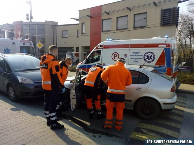 Przez atak epilepsji doprowadził do czołówki! Funkcjonariusze policji szybko opanowali sytuację