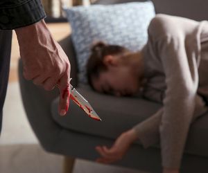 42-latek rzucił się z nożem na matkę. Kobieta uciekła, a w jej domu znaleziono ciało! 