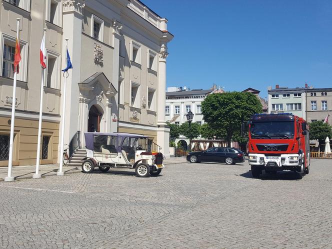 Alarm przeciwpożarowy w Ratuszu w Lesznie. Na miejsce wysłano cztery wozy strażackie