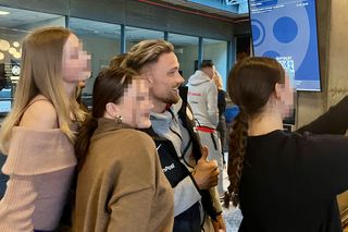 Casha otoczony przez wianuszek fanek