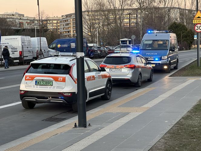 Tragiczne potrącenie w Warszawie. 16-latka została wciągnięta pod autobus. Wstrząsające szczegóły 