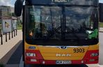  Jamnik za 799 złotych! Kierowczyni autobusu w Warszawie ukarana za maskotkę na szybie. „Chcę walczyć z tym absurdem”