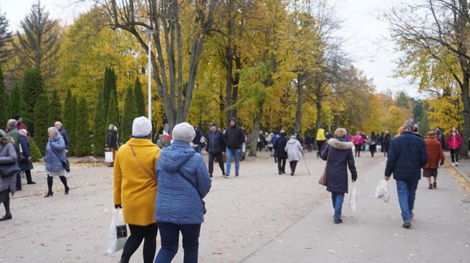 Tłumy na cmentarzu przy ul. Poprzecznej. Olsztynianie odwiedzają groby bliskich [ZDJĘCIA]