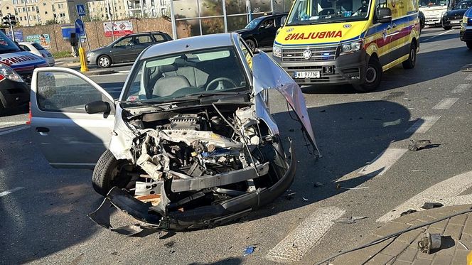 Potworny wypadek w Warszawie. Roztrzaskane trzy samochody, w tym jeden radiowóz. Policjanci trafili do szpitala