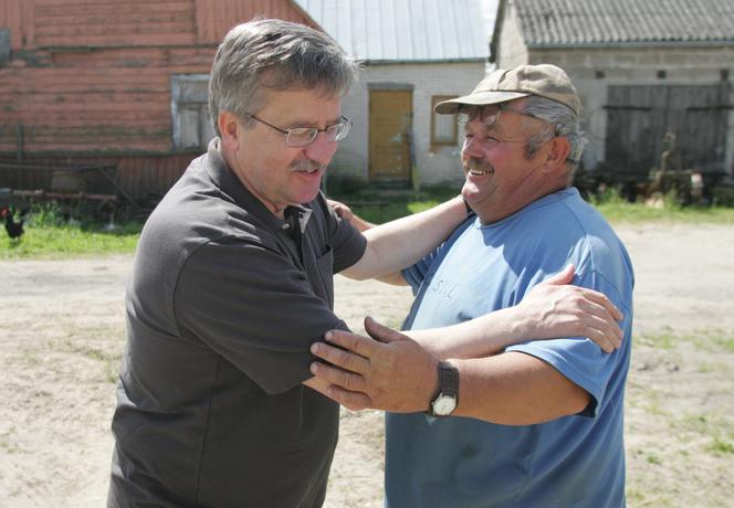 Bronisław Komorowski w Budzie Ruskiej z przyjacielem, sołtysem Bolesławem Jurkunem 