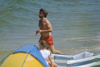 Olivier Janiak jak David Hasselhoff na plaży nad Bałtykiem