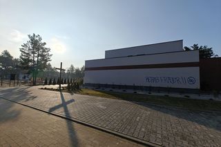 Zniszczona elewacja parafii w Toruniu