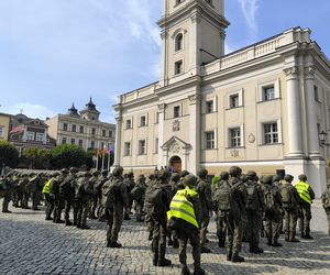 Żołnierze na rynku w Lesznie