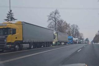 Rośnie frustracja kierowców tirów czekających na wyjazd z Polski do Ukrainy