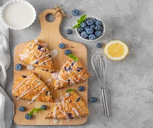 Na śniadanie wybierz te brytyjskie przysmaki. Cytrynowe scones z borówkami to prawdziwy hit