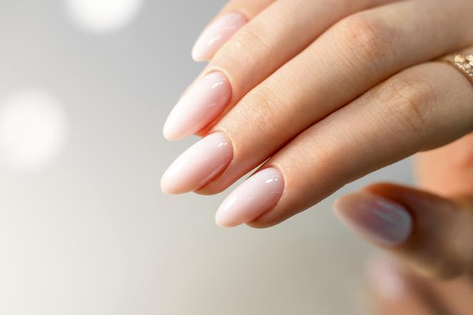 Przepiękne paznokcie na lato 2023. Delikatny manicure robi furorę w salonach kosmetycznych. Manicure na krótkie paznokcie migdałki