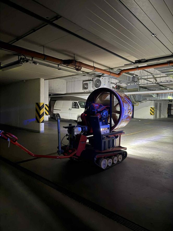 Pokazali jak wygląda wnętrze spalonego garażu w Ząbkach. Ogień pojawił się w nocy. Ewakuowano 300 osób