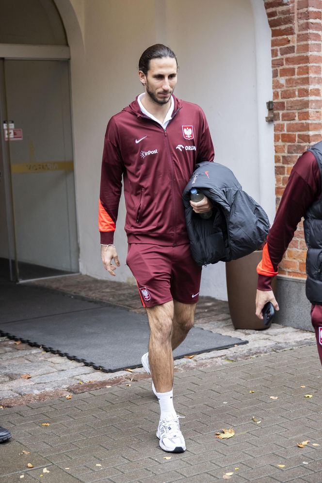 Reprezentacja zmokła na spacerze. Lewandowski się krył przed deszczem