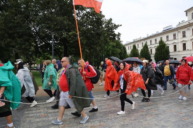 Lubelska Piesza Pielgrzymka na Jasną Górę 2024. Pątnikom deszcz niestraszny!