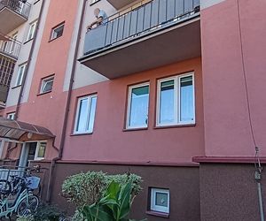 Niewiarygodne! 22-latek skoczył z drugiego piętra i uciekł do mieszkania. Co się stało w Siedlcach?