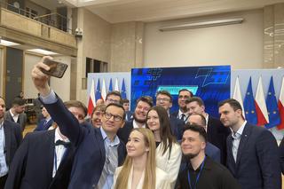 Mateusz Morawiecki z młodzieżą PiS