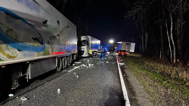 Wypadek na DK 10 pod Bydgoszczą! Zderzyły się dwie ciężarówki i osobówka [ZDJĘCIA]