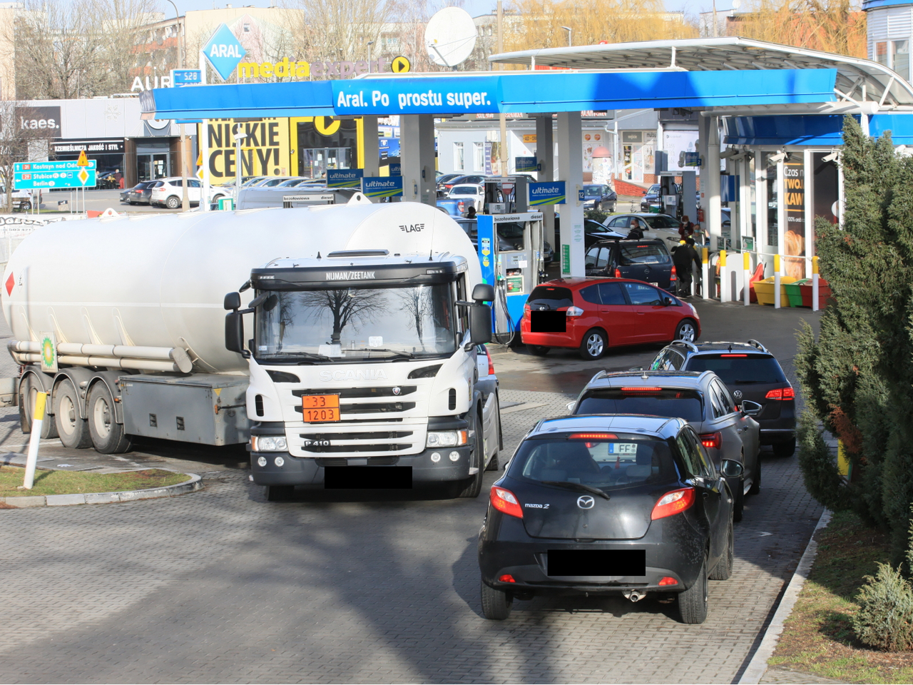 OGROMNE kolejki do stacji benzynowych. Paliwo tankują w Polsce m.in. Słowacy i Niemcy [ZDJĘCIA]
