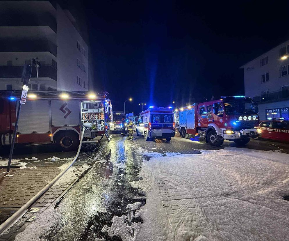 Pożar w Ząbkach. Zapaliły się samochody, słychać było wybuchy 