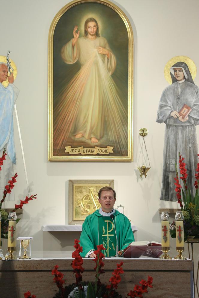 Jacek Kurski modli się w intencji zmarłej  matki