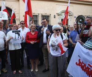 „Stop Obrażaniu Katolików”. Protest w Krakowie po inauguracji IO