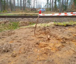 Niebezpieczne znalezisko w lesie pod Tucholą! Przedmiot spędził pod ziemią wiele lat