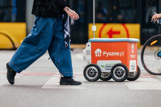 Robot dostarcza jedzenie z Pyszne.pl. Wybiera trasę i dzwoni do klienta 
