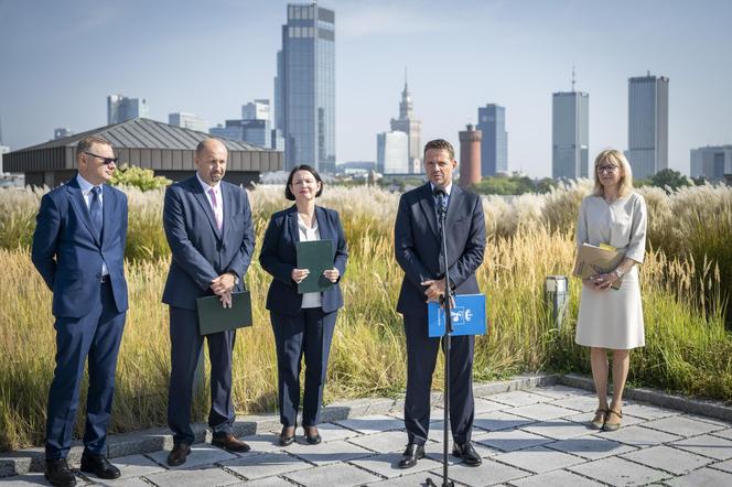 Warszawa.  Konferencja prasowa na dachu Stacji Filtry 