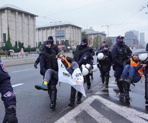 Incydent na Marszu Niepodległości w Warszawie. Aktywiści zablokowali trasę