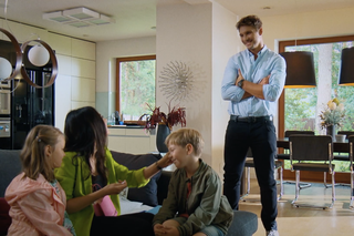 M jak miłość odc. 1700. Iza (Adriana Kalska), Maja (Laura Jankowska), Szymek (Staś Szczypiński), Marcin (Mikołaj Roznerski)