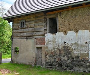 Zabytkowy dom kowala z kuźnią przechodzi remont - prace prowadzi Witold Podsiadło, spec nad spece w dziedzinie tradycyjnego budownictwa Dolnego Śląska.