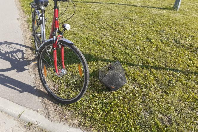 Nowy Sącz: 64-letnia rowerzystka uderzyła w osobowego citroena. Kobieta trafiła do szpitala
