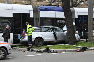 Samochód zderzył się z tramwajem w centrum Szczecina. Auto zostało zakleszczone! [ZDJĘCIA]