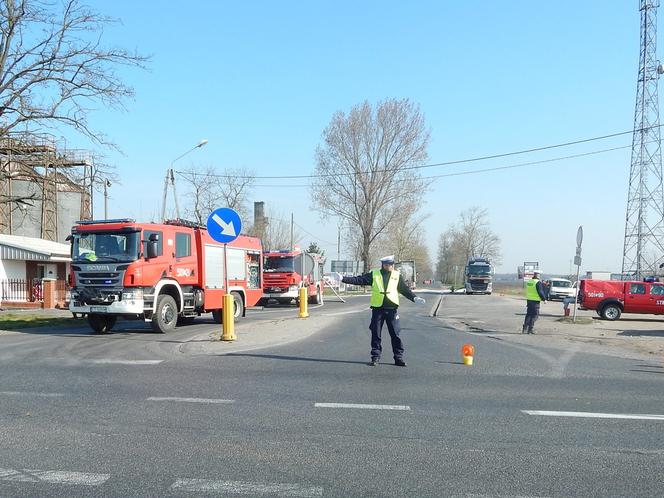 Chwile grozy w powiecie radziejowskim. Łatwopalna substancja na drodze!