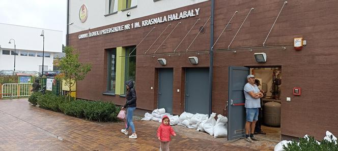 Dolny Śląsk szykuje się na wielką wodę. Strażacy układają worki z piaskiem