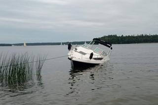 Jezioro Bełdany. Motorówka uderzyła w żaglówkę. Dwie osoby ranne [ZDJĘCIA]