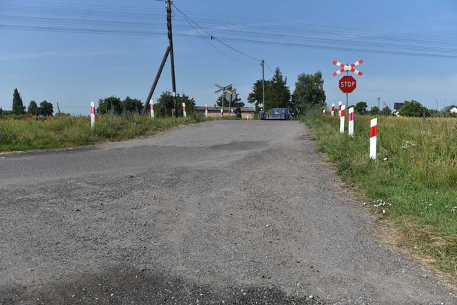 Łukasz miał tylko kilometr do domu. Zginął pod kołami pociągu na niestrzeżonym przejeździe