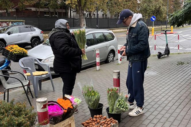Maciej Kurzajewski kupuje Katarzynie Cichopek kwiaty na bazarku