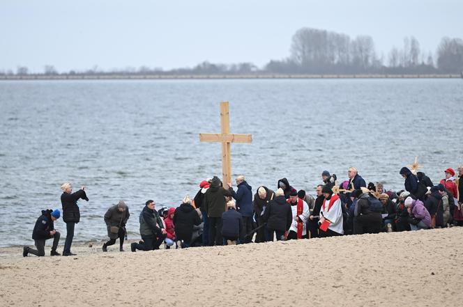 Droga krzyżowa brzegiem morza