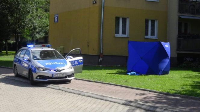 Tragedia w Ursusie. Mężczyzna spadł z 10. piętra bloku 